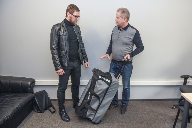 Sebastian Kaczmarczyk odebrał wielką torbę sprzętu sportowego od Jana Kaczyńskiego z firmy Orlico Sport