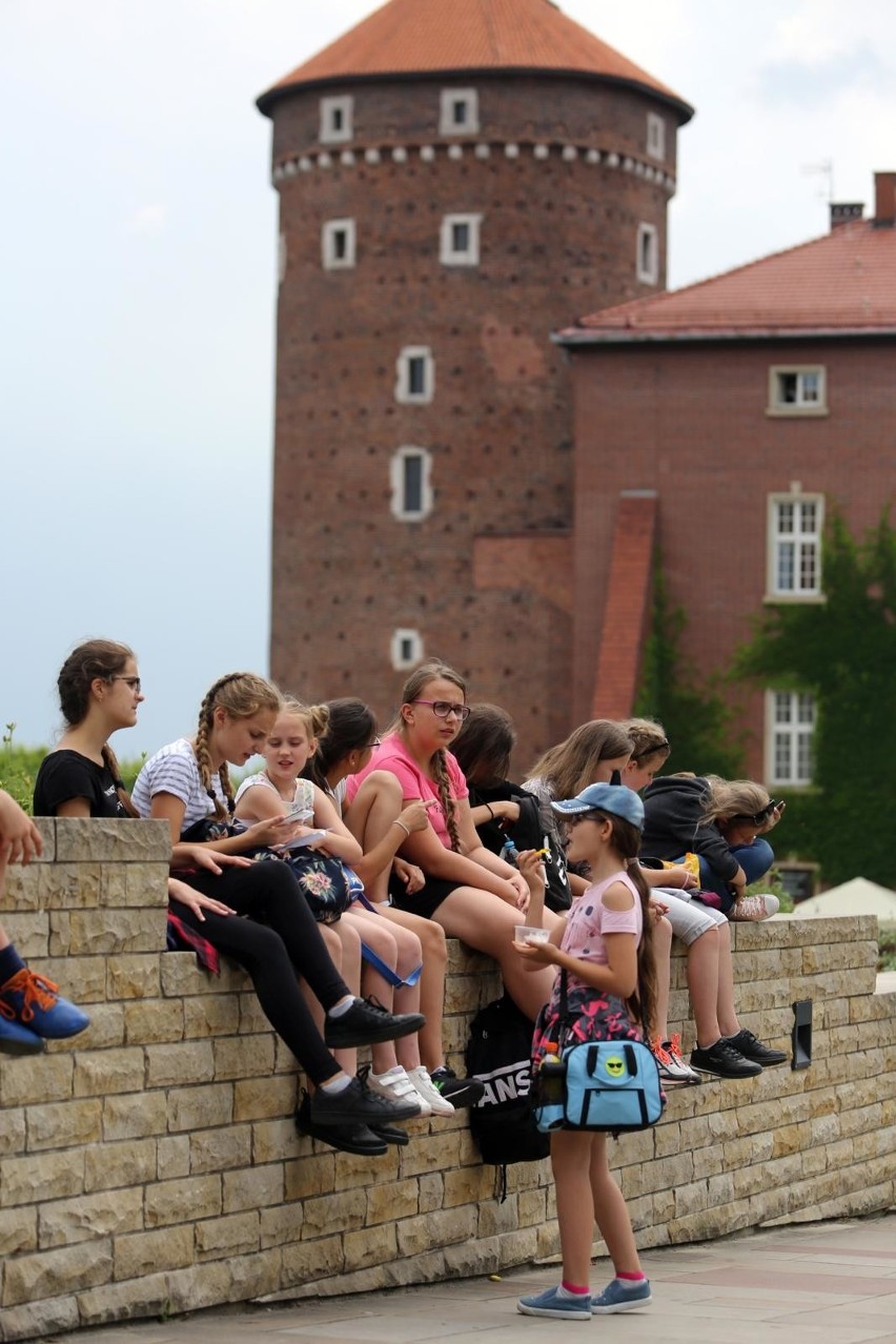 Turyści przy wieży