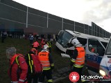 Targowisko. Wypadek na autostradzie A4. Autobus wpadł do rowu