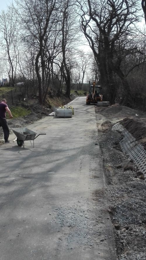 Ruszyły wiosenne inwestycje drogowe  w gminie Pacanów