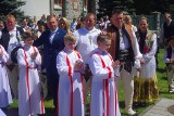 Podhale. Pierwsza Komunia Św. dzieci z Białego Dunajca i Poronina. Uroczystości odbyły się głównie przed kościołem