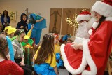 Świąteczne poruszenie w Biurze Wystaw Artystycznych w Ostrowcu. Dzieci spotkały się z Mikołajem (ZDJĘCIA) 