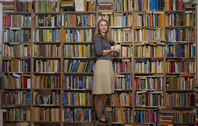 - Ludzkość naprodukowała tyle książek w swoich dziejach, że antykwariusze jeszcze długo będą potrzebni – mówi Aldona Mackiewicz, która prowadzi jedyny antykwariat w Toruniu.