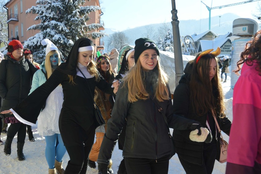 Zakopane. Kilkuset maturzystów zatańczyło poloneza na Krupówkach [ZDJĘCIA]