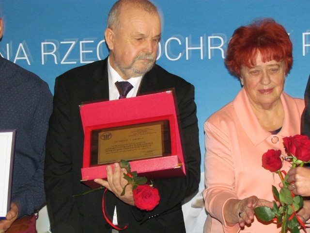 Zbigniew Palacz odbiera dyplom w formie grawer tonu za pierwsze miejsce w województwie świętokrzyskim