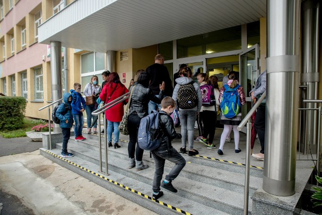 W szkołach przestrzeganie reżimu sanitarnego jest bardzo trudne