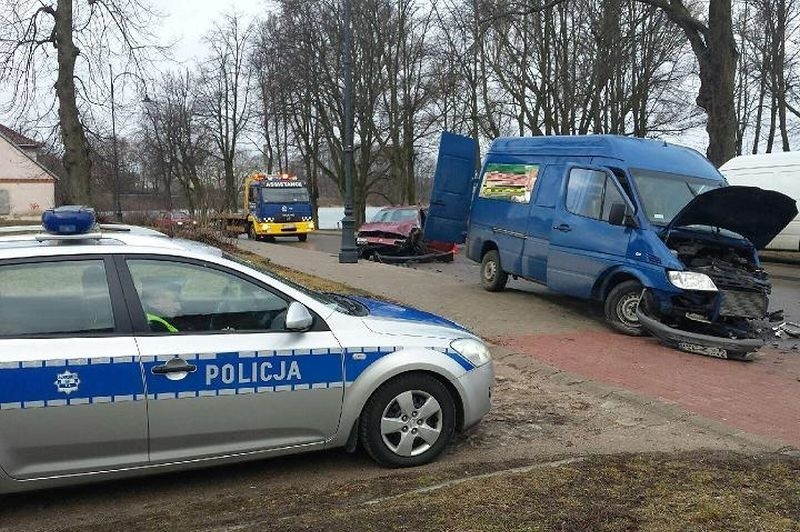 Ul. Zamkowa. Czołowe zderzenie volkswagena i mercedesa (zdjęcia)