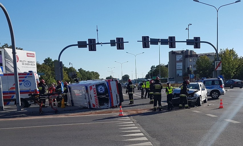 Karetka uderzyła z taką siłą, że aż wywróciła się na bok...