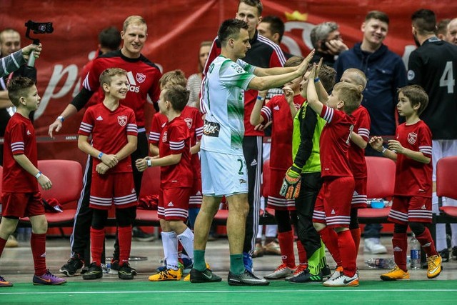 Piłkarze Lechii Gdańsk wygrali halowy turniej piłkarski Amber Cup po raz drugi z rzędu. W finale biało-zieloni zremisowali ze Śląskiem Wrocław 3:3, ale wygrali w rzutach karnych 6:5. Rywalizację drużyn z rocznika 2007 wygrała Arka Gdynia, która po rzutach karnych pokonała Akademię Piłkarską Pomorze.