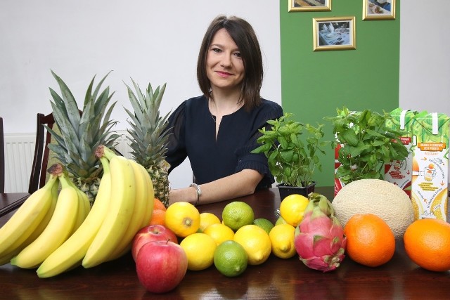 Na sam początek warto usprawnić trawienie. Zdecydowanie lżej i tym samym lepiej poczujemy się za sprawą ziół. - Te są znakomitym rozwiązaniem na przejedzenie. Polecam herbatkę z rumianku, mięty pieprzowej lub z przetacznika. Jedna - dwie szklanki naparu dziennie pomogą na zaburzenia pracy żołądka, jelit oraz będą mieć korzystny wpływ na wątrobę - podpowiada Kamila Sobaś, ekspert do spraw żywienia.Oczywiście po świętach kluczowe jest także sporządzanie lekkostrawnych i dużo mniej kalorycznych posiłków. Pamiętajmy jednak, że głodówka nigdy nie jest dobrym rozwiązaniem. - Po obfitym, zwłaszcza ciężkostrawnym, jedzeniu należy spożywać produkty, które nie obciążą układu pokarmowego. Zabronione jest stosowanie głodówek. Lepiej postarać się, aby dania dla odmiany od tych wielkanocnych były małe objętościowo i pożywne - radzi Kamila Sobaś. Należy zwiększyć spożycie warzyw i owoców, które wspomagają oczyszczanie organizmu. - Na śniadanie polecam zjeść na przykład zupę mleczną z kaszą jaglaną lub ser twarogowy serwowany z warzywami i doprawiony świeżymi ziołami. Na obiad przygotujmy aromatyczną zupę warzywną, a na kolację możemy zaserwować wciąż utrzymane w klimacie Wielkanocy jajko na miękko lub poszetowe z warzywami i pieczywem razowym - instruuje ekspert. Nie zapominajmy także o nawadnianiu organizmu i dostarczaniu mu dużej ilości wody.