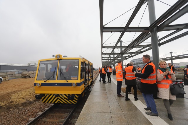 Mieliśmy okazję przejechać nowym odcinkiem linii kolejowej do Katowice Airport w Pyrzowicach. Zobaczcie jak wygląda nowa, ważna dla regionu, inwestycja kolejowaZobacz kolejne zdjęcia. Przesuwaj zdjęcia w prawo - naciśnij strzałkę lub przycisk NASTĘPNE