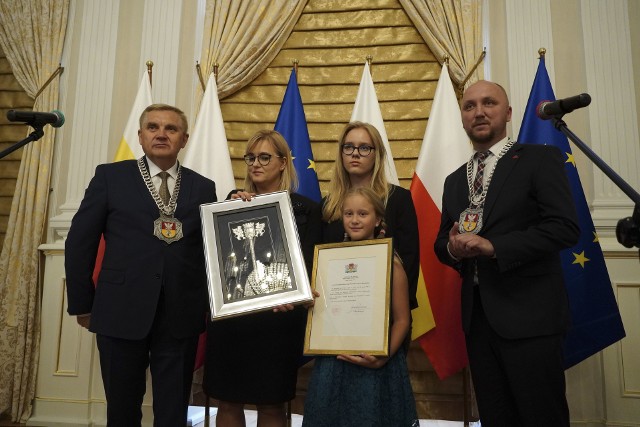 W Pałacu Branickich w Białymstoku żona tragicznie zmarłego w styczniu prezydenta Gdańska Pawła Adamowicza odebrała przyznany mu tytuł Honorowego Obywatela Białegostoku. Odbyło się to podczas nadzwyczajnej sesji Rady Miasta Białystok.