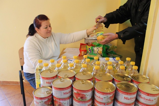 Przy wydawaniu darów pracowała m.in. Małgorzata Konat, starszy pracownik socjalny.