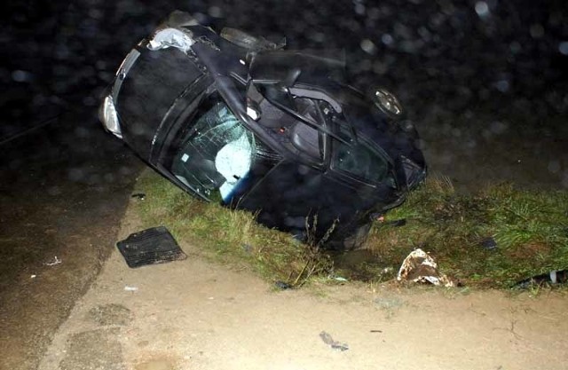 Mężczyzna na prostym odcinku drogi zjechał  na prawe pobocze, gdzie uderzył w betonowy przepust wodny. Auto dachowało i zatrzymało się w rowie.