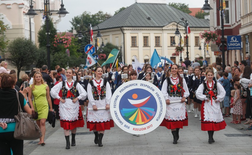 Korowód otworzył XVII Festiwal Polonijnych Zespołów...