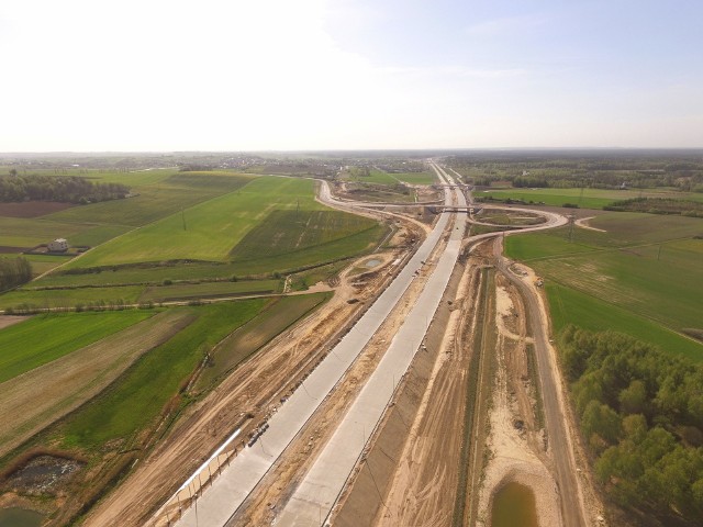 Na zdjęciach odcinek autostrady (H) budowany przez firmę Strabag. Na pierwszym zdjęciu w galerii węzeł Woźniki. W sumie ten odcinek liczy 16,7 km.