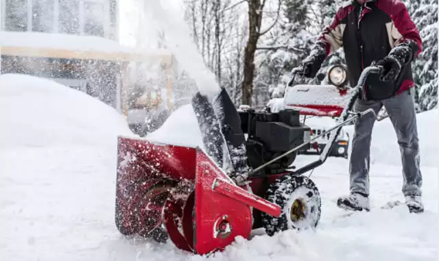 Masz dosyć odgarniania śniegu za pomocą łopaty? Jeśli tak, to zapoznaj się z ofertą na serwisie OLX w zakresie używanych odśnieżarek w Podlaskiem.