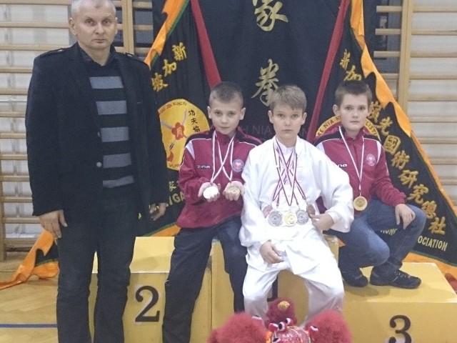 Zawodnicy  Klubu Kung-Fu Yantai,  na zdjęciu z trenerem Andrzejem Cupryjakiem-Sochą, zdobyli w Rzeszowie górę medali.  
