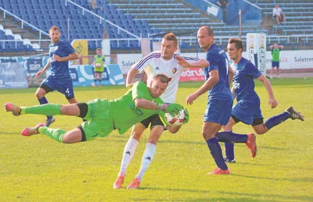 Zespół Unii Tarnów w jesiennej części sezonu zanotował cztery zwycięstwa, pięć remisów i sześć porażek