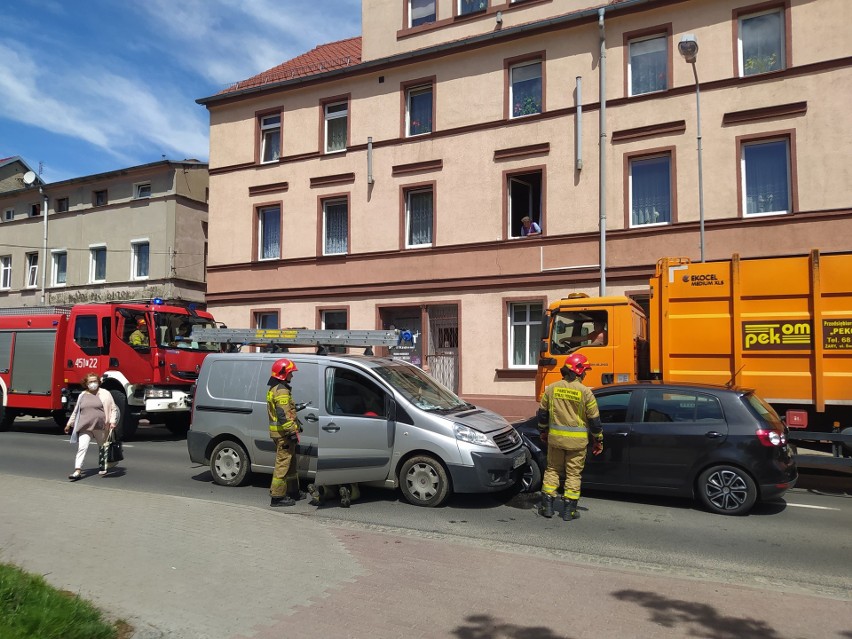 Na ulicy Lotników w Żarach zderzyły się dwa auta....