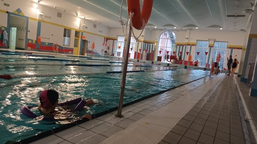 Uczniowie ze szkół w Miedzierzy i Królewcu uczyli się bezpiecznie pływać [ZDJĘCIA]