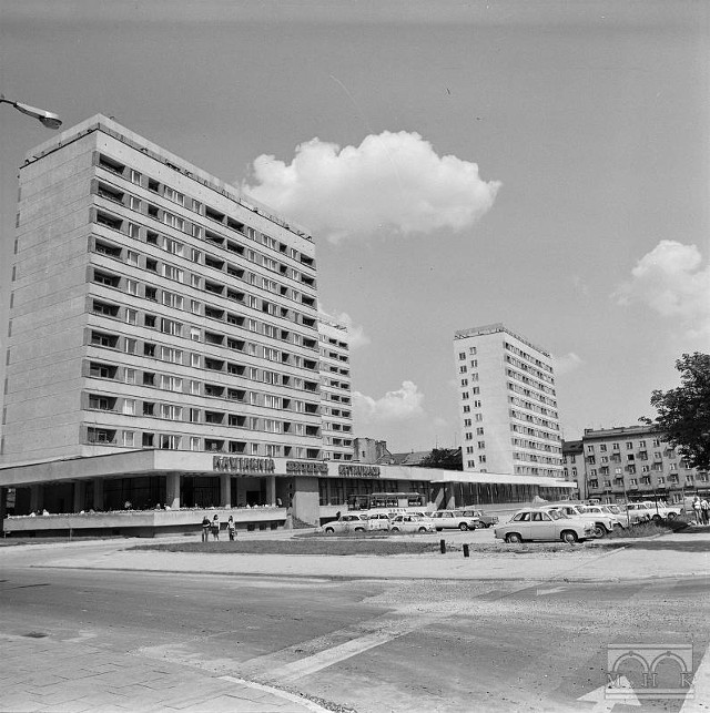 Tu, przy ul. 18 Stycznia 55 (obecnie ul. Królewska) w Krakowie, na parterze mieścił się sklep Pewex. Obok była restauracja i kawiarnia "Dniepr" (1974 rok).