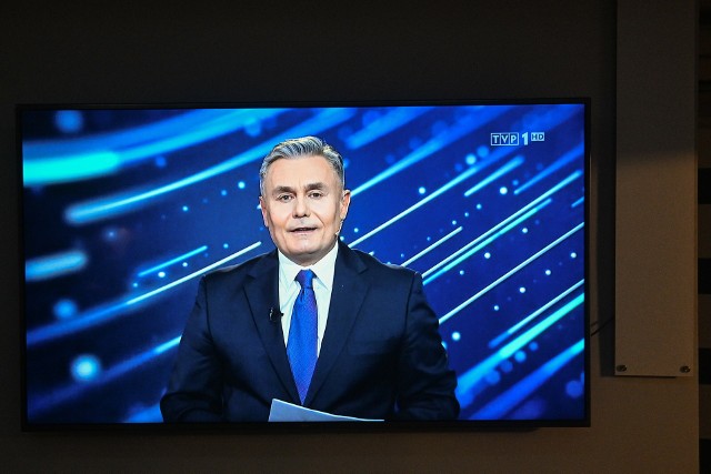 Marek Czyż podczas pierwszego wydania programu informacyjnego "19:30" który zastąpił "Wiadomości"