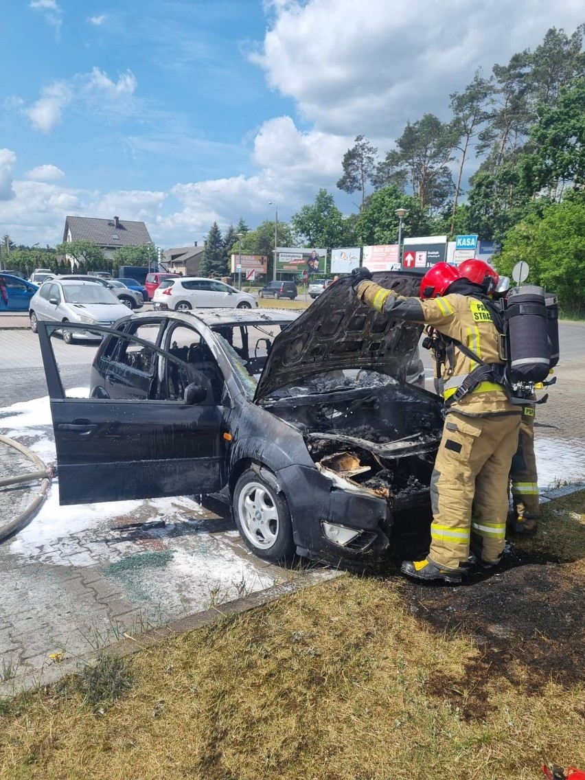 Pożar samochodu osobowego na parkingu szpitala w Grudziądzu