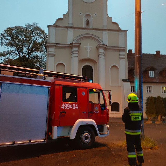 Strażacy zostali wezwani do Sanktuarium Matki Bożej przy Żłóbku w Kobylinie. Ze zgłoszenia wynikało, że w budynku doszło do zadymienia pomieszczeń