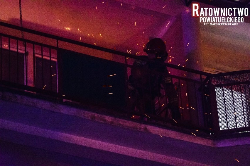Akcja strażaków na balkonie w budynku mieszkalnym przy ul....