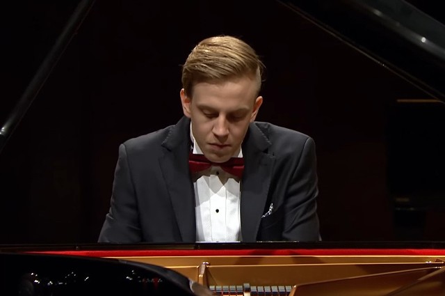 Partię solową wykonał ubrany w chabrową koszulę - Tymoteusz Bies. To pianista, kompozytor i producent muzyczny oraz absolwent Akademii Muzycznej w Katowicach, którą w 2018 r. ukończył z wyróżnieniem. Jest laureatem licznych konkursów i festiwali muzycznych, m.in. Ogólnopolskiego Konkursu Pianistycznego im. Fryderyka Chopina.