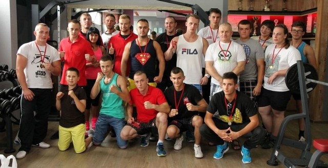 Uczestnicy emocjonujących zawodów siłowych, które odbyły się w siedzibie TKN Fitness Club w Końskich. Kolejna tego typu impreza w listopadzie. 