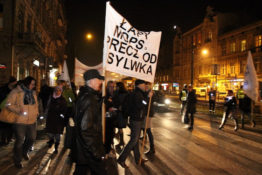 Protest pracowników MOPS. Zablokowali al. Kościuszki [ZDJĘCIA]