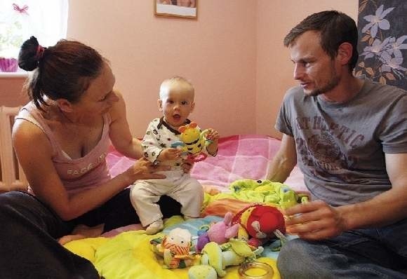 Śliczna, uśmiechnięta, maleńka dziewczynka na nasz widok od razu wyciąga rączki, gaworzy i chce się bawić. Radosnymi niebieskimi oczami przygląda się nam z zaciekawieniem.