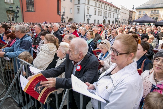 Święto Konstytucji 3 maja w Krakowie. Lekcja Śpiewania na Małym Rynku.