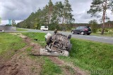 Wypadek w Kątach Opolskich. Osobowy opel dachował, dwie osoby trafiły do szpitala