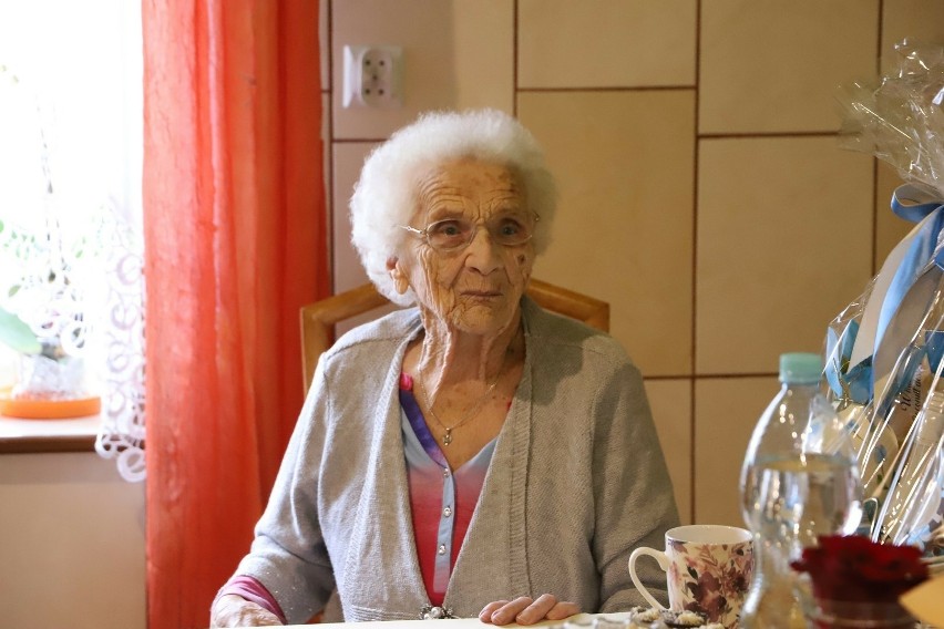 100-latka z gminy Limanowa Maria Dudek przyjęła wiele życzeń...
