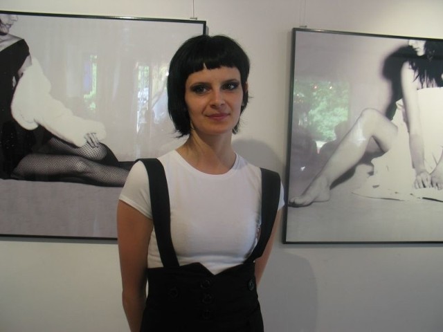 Dominika Sosińska, autorka wystawy "Kobieta wizytówką mężczyzny&#8221; rozpoczyna dyskusję na temat traktowania kobiet przez panów.