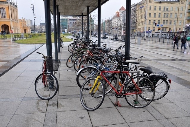 Zdezelowane rowery blokują stojaki przed PKP