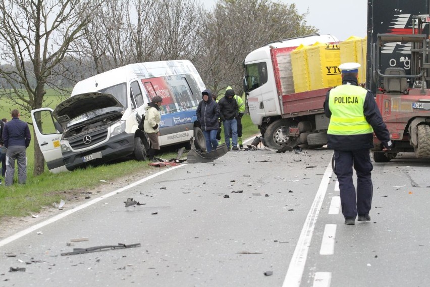 Karambol na drodze Wrocław - Świdnica. 9 osób rannych, w tym dwie ciężko