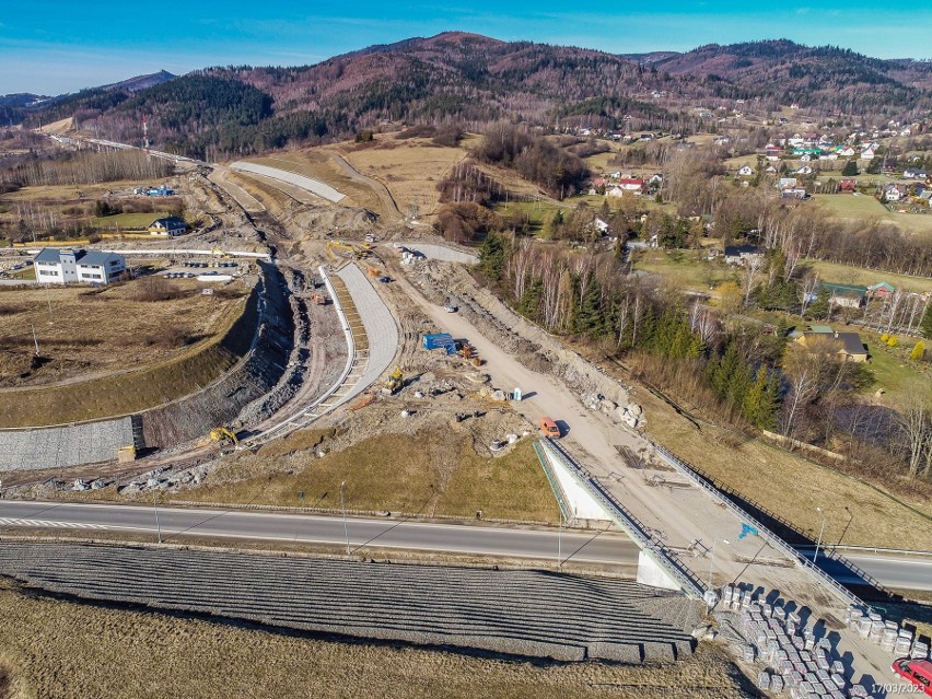 Na budowie drogi ekspresowej S1 w Beskidach całkiem sporo...