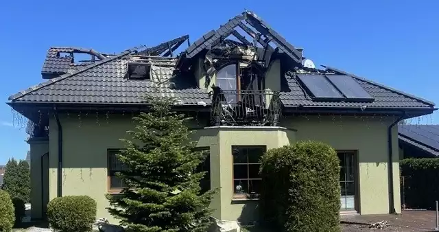 Tak wygląda dom po pożarze w Grabnie w gminie Ustka. Liczy się każda pomoc