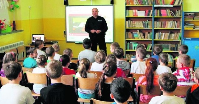 Z uczniami bebelskiej szkoły spotkał się dzielnicowy Jacek Łapot.