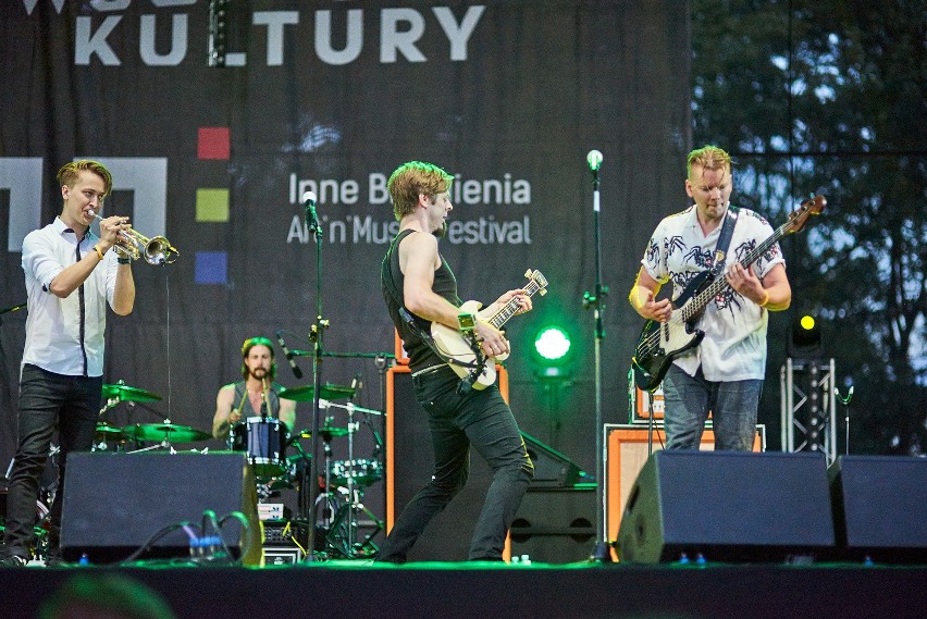 Inne Brzmienia 2016. W trzecim dniu festiwalu na scenie...