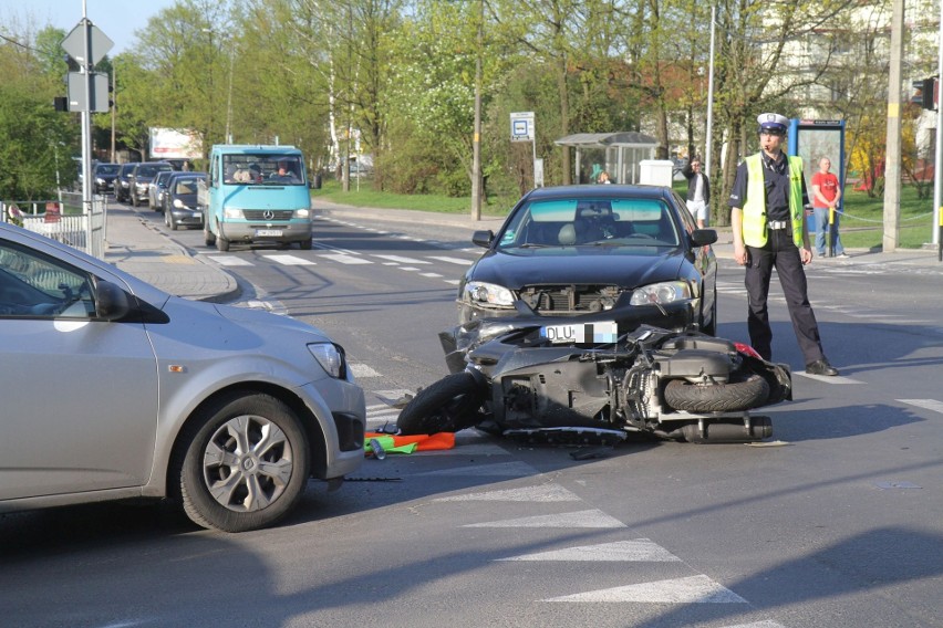 Wrocław: Wypadek dwóch aut i motocykla. Aż 4 ranne osoby trafiły do szpitala [ZDJĘCIA]