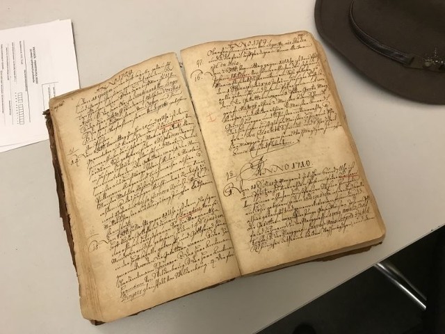 Zabezpieczona księga to kilkaset dokumentów historycznych i metrykalnych parafii w Schwedt z lat 1700 - 1909.