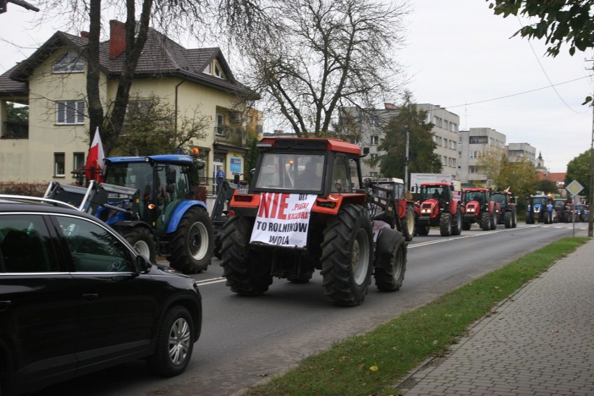 W Ostrowi zablokowana była ul. 3 Maja. Ciągniki rolnicze...
