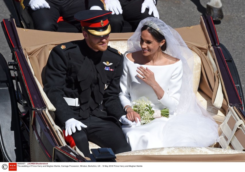 Suknia ślubna Meghan Markle wzbudza kontrowersje! Jak prezentowała się nowa brytyjska księżna? [WIDEO+ZDJĘCIA]