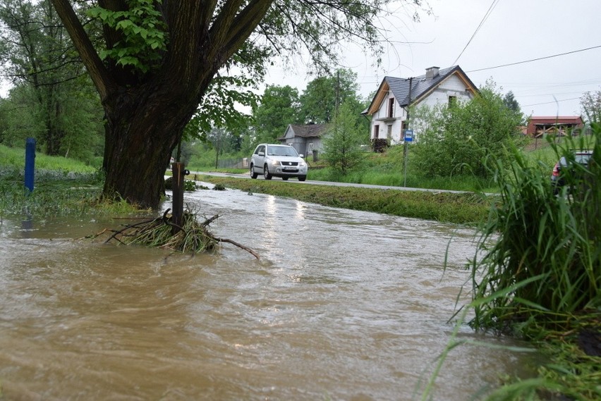 Woda pod Tarnowem powoli opada. Służby wciąż w gotowości