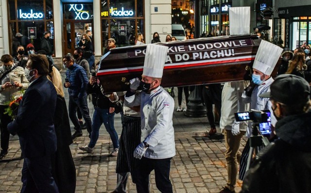 Branża gastronomiczna i eventowa protestowała w czwartek, 29.10, na Starym Rynku